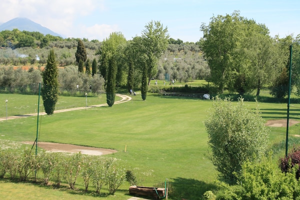 Foto van Appartement in Salò met zwembad en olijfgaard - Vakantiehuis in Cunettone - ViewSummer