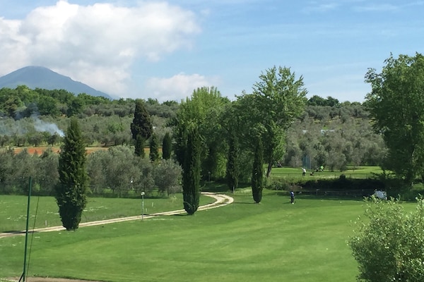 Foto van Appartement in Salò met zwembad en olijfgaard - Vakantiehuis in Cunettone - ViewSummer