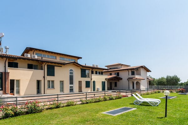 Foto van Appartement in Salò met zwembad en olijfgaard - Vakantiehuis in Cunettone - ExteriorSummer