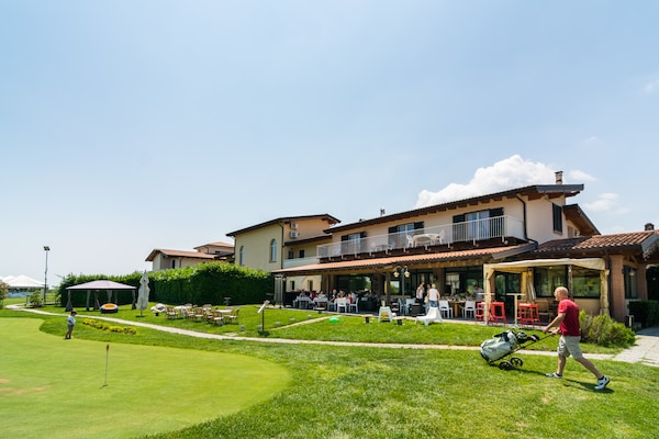 Foto van Appartement in Salò met zwembad en olijfgaard - Vakantiehuis in Cunettone - ExteriorSummer