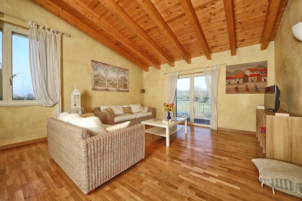 Foto van Modern Salo appartement met zwembad - Vakantiehuis in Cunettone - LivingRoom