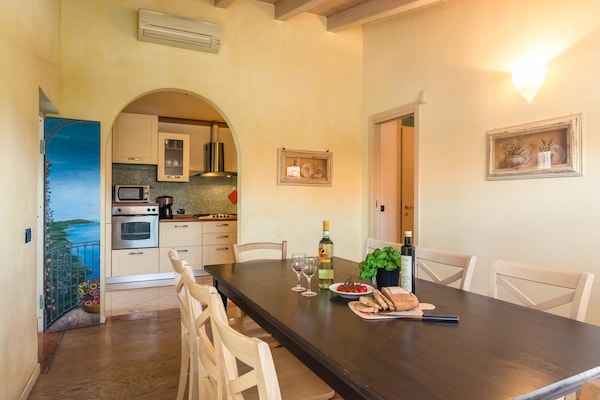 Foto van Modern Salo appartement met zwembad - Vakantiehuis in Cunettone - DiningRoom