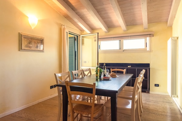 Foto van Modern Salo appartement met zwembad - Vakantiehuis in Cunettone - DiningRoom