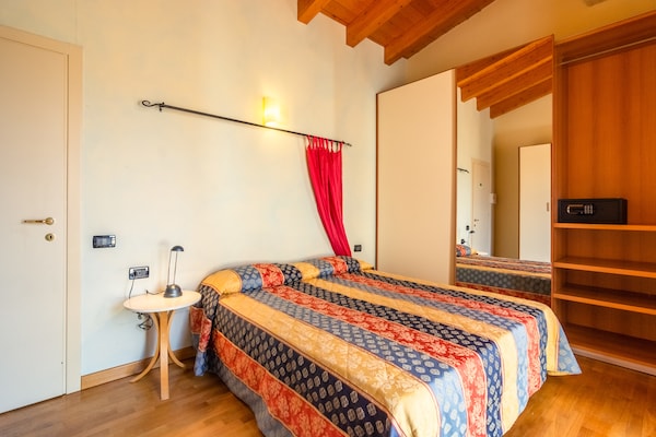 Foto van Modern Salo appartement met zwembad - Vakantiehuis in Cunettone - BedRoom
