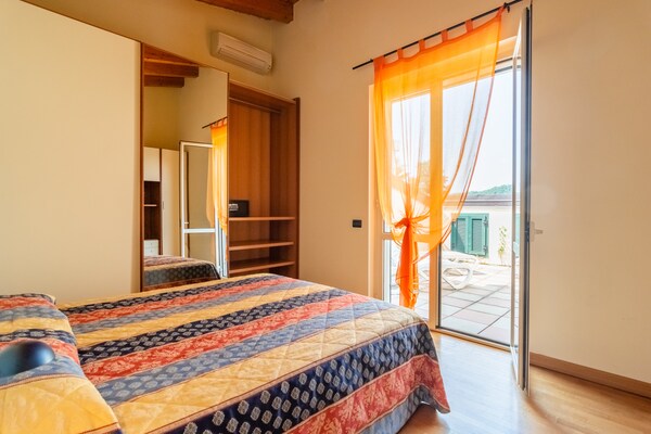 Foto van Modern Salo appartement met zwembad - Vakantiehuis in Cunettone - BedRoom