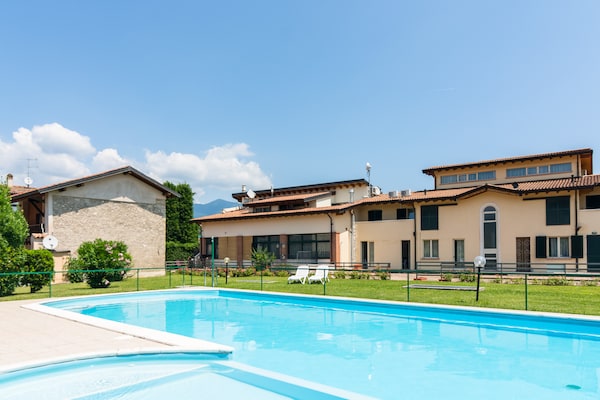 Foto van Modern Salo appartement met zwembad - Vakantiehuis in Cunettone - ExteriorSummer