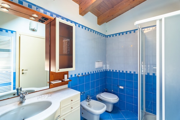 Foto van Modern Salo appartement met zwembad - Vakantiehuis in Cunettone - BathRoom