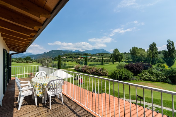 Foto van Modern Salo appartement met zwembad - Vakantiehuis in Cunettone - TerraceBalcony