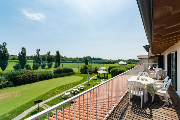 Foto van Modern Salo appartement met zwembad - Vakantiehuis in Cunettone - TerraceBalcony