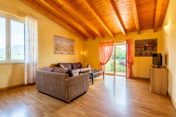 Foto van Modern Salo appartement met zwembad - Vakantiehuis in Cunettone - LivingRoom