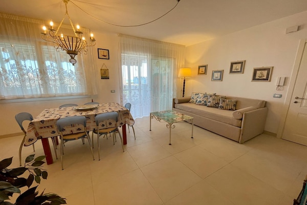 Foto van Appartement met zeezicht en zwembad in Caorle - Vakantiehuis in Caorle (VE) - LivingRoom