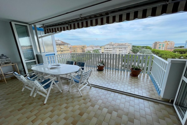 Foto van Appartement met zeezicht en zwembad in Caorle - Vakantiehuis in Caorle (VE) - TerraceBalcony