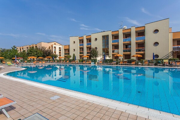 Foto van Prachtig resort in Caorle vlakbij het strand - Vakantiehuis in Caorle (VE) - ExteriorSummer