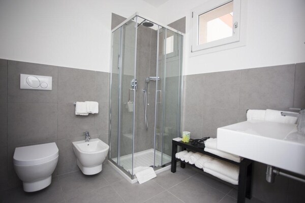Foto van Familieappartement in Bardolino Resort - Vakantiehuis in Cisano di Bardolino - BathRoom