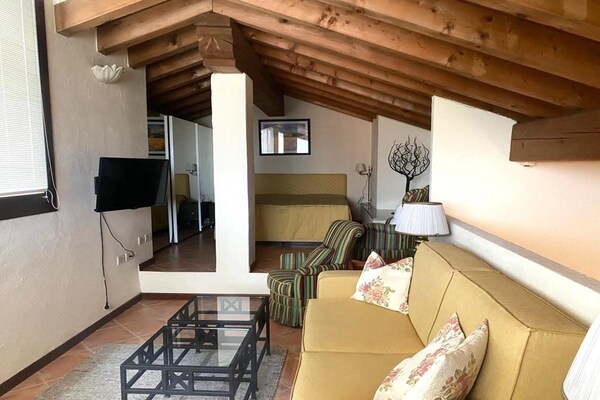 Foto van Appartement bij Gardameer met zwembad - Vakantiehuis in Peschiera del Garda - LivingRoom