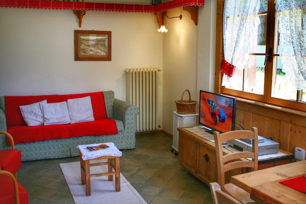 Foto van Gezellig Bellamonte Verblijf | Sauna - Vakantiehuis in Bellamonte - LivingRoom