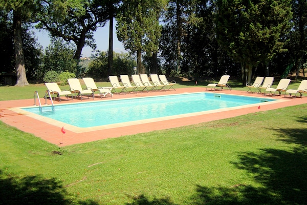 Foto van Wijnproeverijen, heuvels en Toscaanse huizen - Vakantiehuis in San Casciano in Val di Pesa - PoolOfHouse
