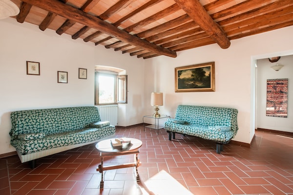 Foto van Wijnproeverijen, heuvels en Toscaanse huizen - Vakantiehuis in San Casciano in Val di Pesa - LivingRoom