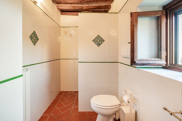 Foto van Wijnproeverijen, heuvels en Toscaanse huizen - Vakantiehuis in San Casciano in Val di Pesa - BathRoom