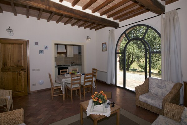 Foto van Toscaanse boerderijverblijf op een heuveltop - Vakantiehuis in Castelnuovo Berardenga - LivingRoom