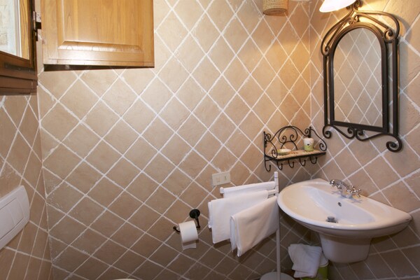 Foto van Toscaanse boerderijverblijf op een heuveltop - Vakantiehuis in Castelnuovo Berardenga - BathRoom