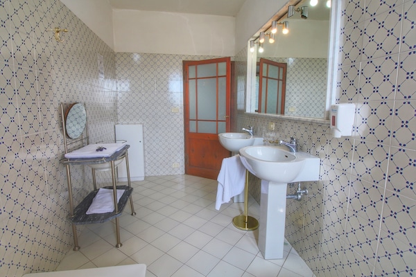 Foto van Gezellige boerderij in Le Tolfe met een zwembad - Vakantiehuis in Siena - BathRoom