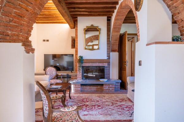 Foto van Villa in Toscane met zwembad en olijfgaard - Vakantiehuis in Vicopisano - LivingRoom