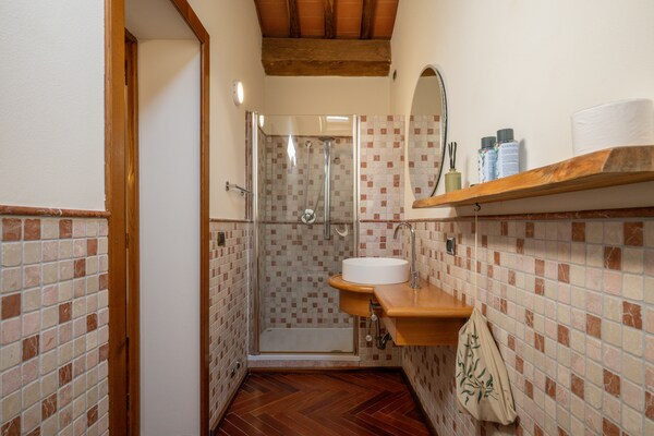 Foto van Villa in Toscane met zwembad en olijfgaard - Vakantiehuis in Vicopisano - BathRoom