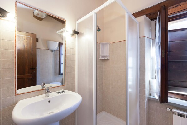 Foto van Chalet in Apecchio met Zwembad en Uitzicht - Vakantiehuis in Apecchio - BathRoom