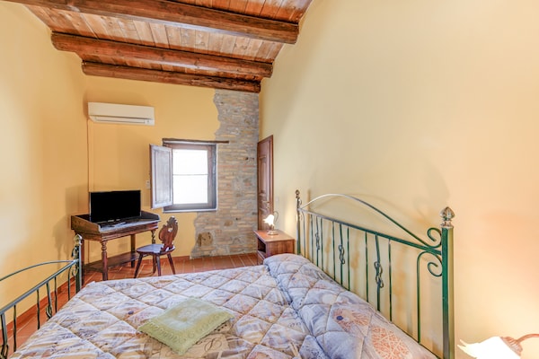Foto van Monumentaal vakantiehuis in de heuvels van Abruzzo - BedRoom