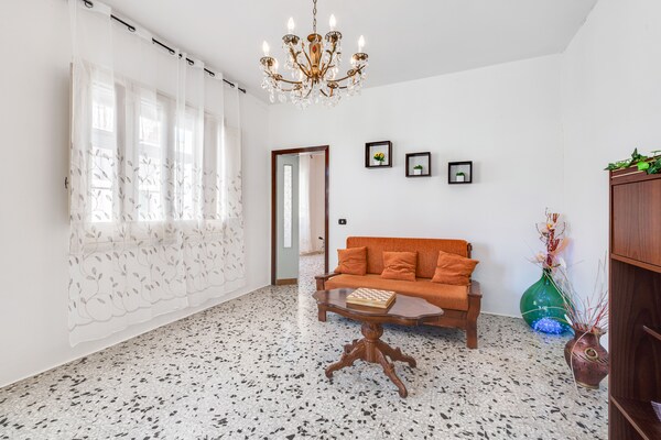 Foto van Comfortabel Vakantiehuis met Tuin - Vakantiehuis in Collepasso - LivingRoom