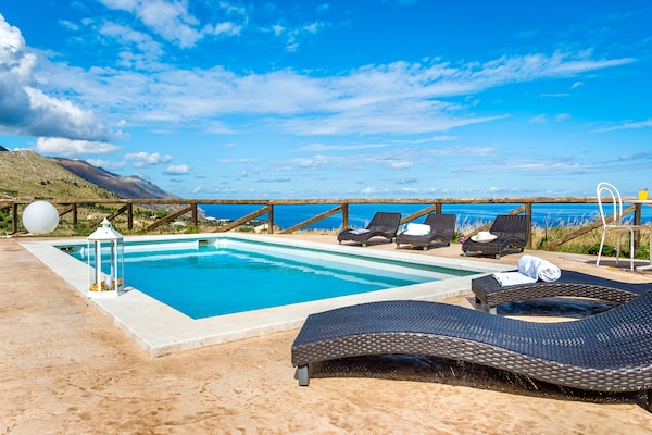 Foto van Villa in Scopello met Uitzicht op Zee - Vakantiehuis in Castellammare del Golfo - PoolOfHouse