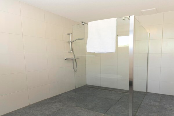 Foto van Vakantiehuis in De Koog bij Strand - Vakantiehuis in De Koog - BathRoom