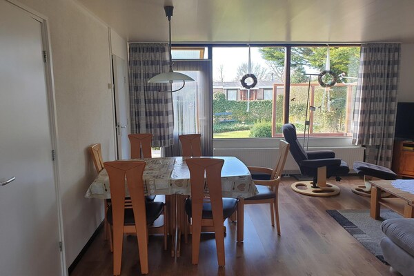 Foto van Bungalow op Eureka Park vlakbij het strand - Vakantiehuis in Sint Maartenszee - DiningRoom