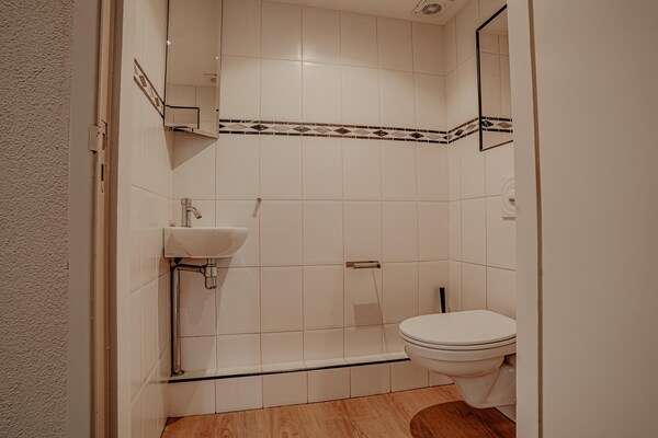 Foto van Woonboot in Nederland met Privésteiger - Vakantiehuis in Uitgeest - BathRoom