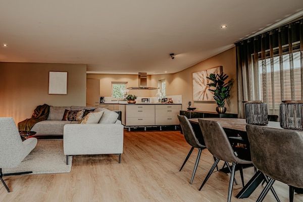 Foto van Woonboot in Nederland met Privésteiger - Vakantiehuis in Uitgeest - LivingRoom