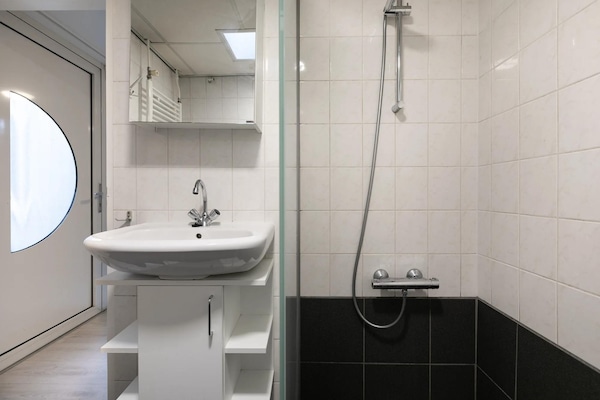 Foto van 6-Persoons Comfort Bungalow met Sauna. - Vakantiehuis in Kootwijk - BathRoom