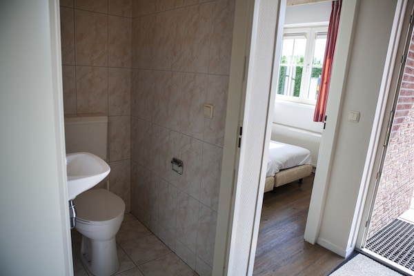 Foto van Bungalow in Nederland met Tuinterras - Vakantiehuis in Voorthuizen - BathRoom