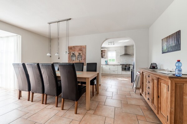Foto van Exclusieve villa in Zeewolde met ruim terras - Vakantiehuis in Zeewolde - DiningRoom