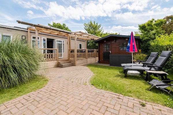 Foto van Luxe chalet met tuin op rustige locatie in Renesse - ExteriorSummer