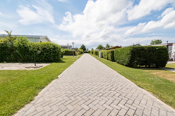 Foto van Luxe chalet met tuin op rustige locatie in Renesse - GardenSummer