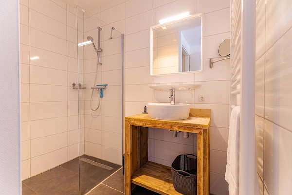 Foto van Luxe appartement in Koudekerke met sauna - Vakantiehuis in Koudekerke - BathRoom