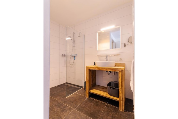 Foto van Luxe appartement in Koudekerke met sauna - Vakantiehuis in Koudekerke - BathRoom