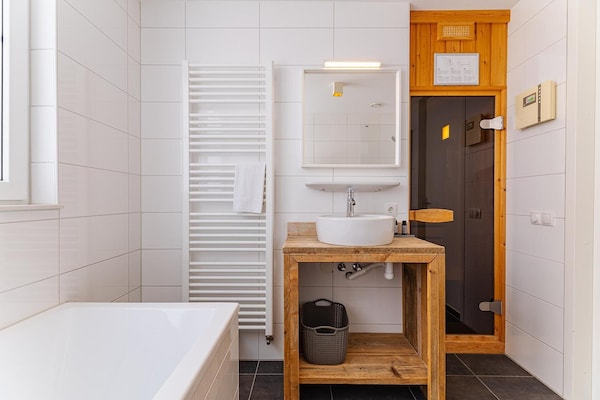 Foto van Luxe appartement in Koudekerke met sauna - Vakantiehuis in Koudekerke - BathRoom