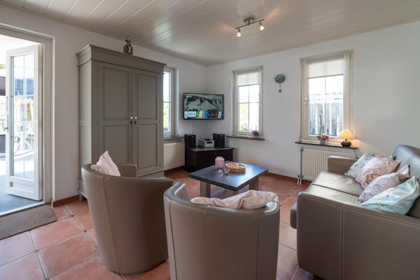 Foto van 6-persoonshuis met prachtige tuin - Vakantiehuis in Wemeldinge - LivingRoom