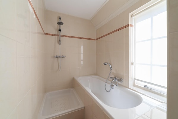 Foto van 6-persoonshuis met prachtige tuin - Vakantiehuis in Wemeldinge - BathRoom