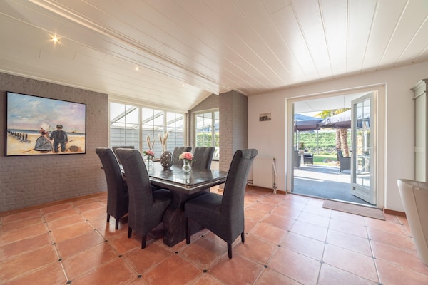Foto van 6-persoonshuis met prachtige tuin - Vakantiehuis in Wemeldinge - DiningRoom