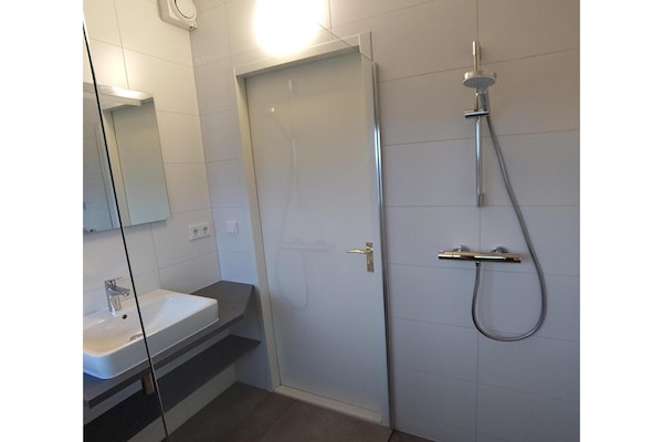 Foto van Huis in Breskens bij het Strand - Vakantiehuis in Breskens - BathRoom