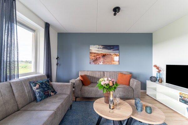 Foto van Modern vakantiehuis aan zee met sauna - Vakantiehuis in Scherpenisse - LivingRoom