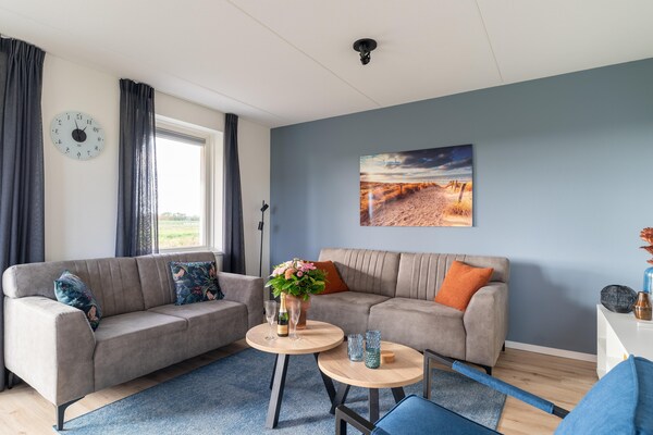 Foto van Modern vakantiehuis aan zee met sauna - Vakantiehuis in Scherpenisse - LivingRoom